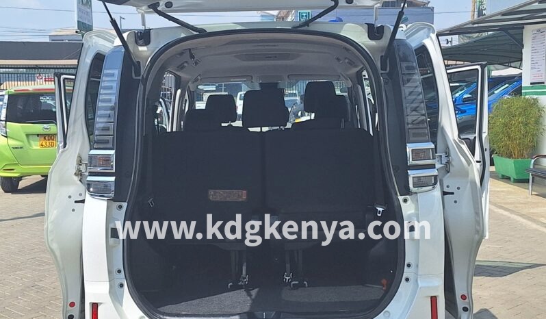 
TOYOTA  VOXY full									