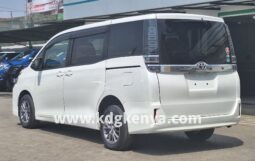 
TOYOTA  VOXY full									