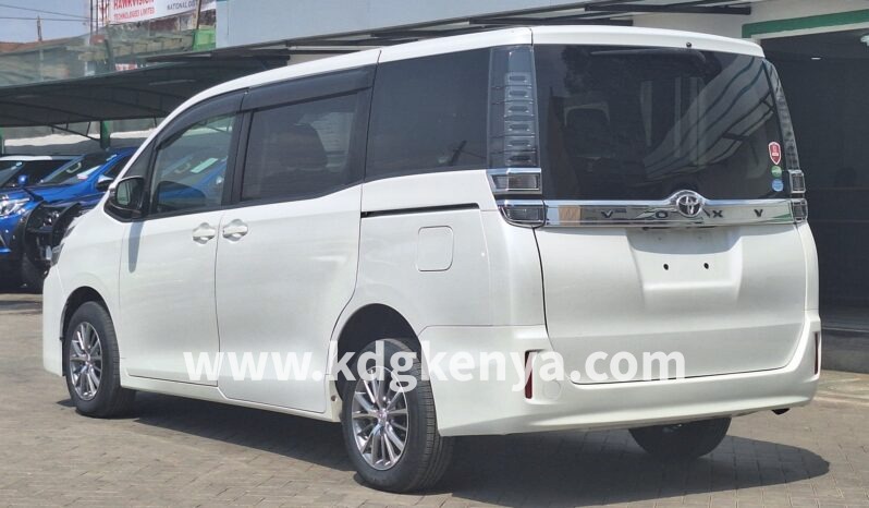 
TOYOTA  VOXY full									