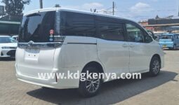 
TOYOTA  VOXY full									