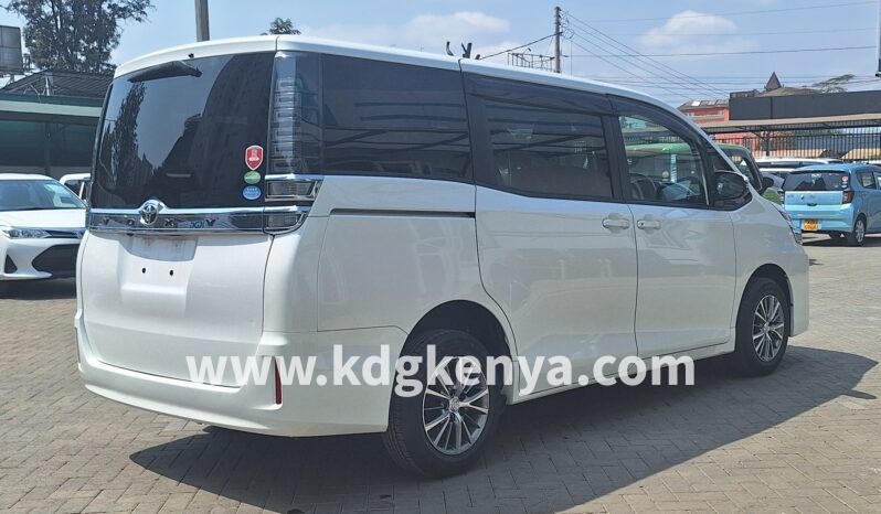 
TOYOTA  VOXY full									