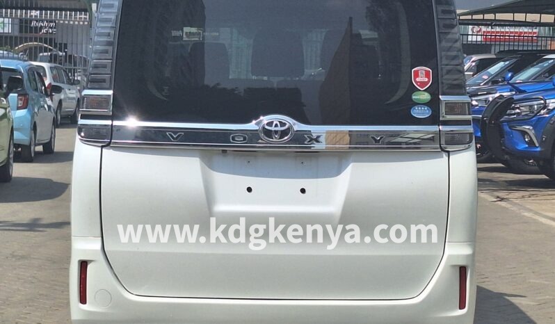 
TOYOTA  VOXY full									