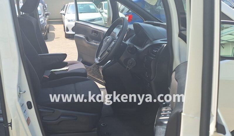 
TOYOTA  VOXY full									
