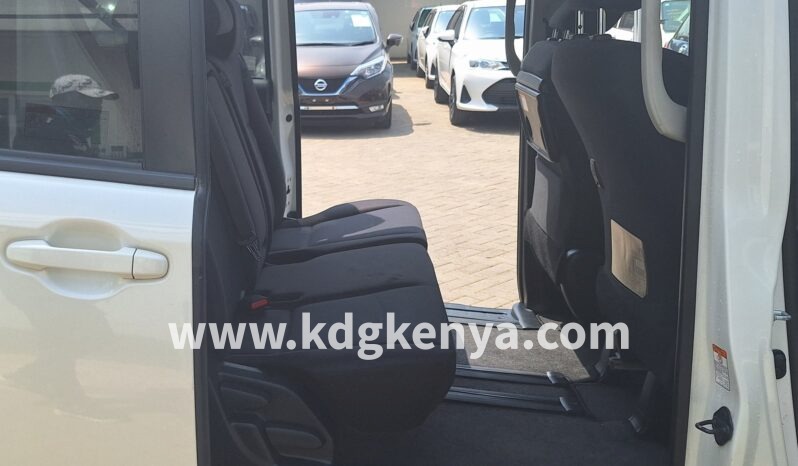 
TOYOTA  VOXY full									