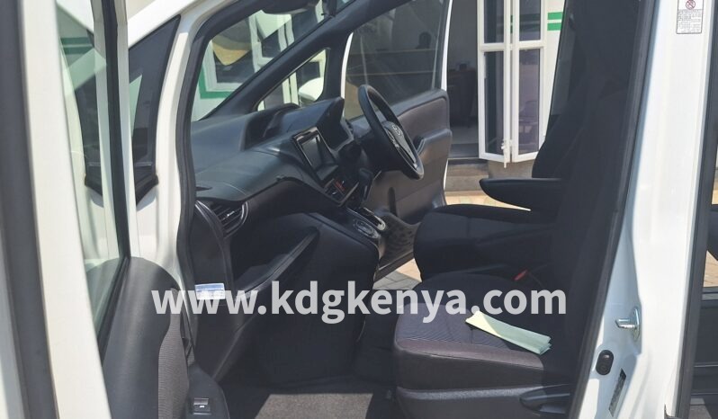 
TOYOTA  VOXY full									