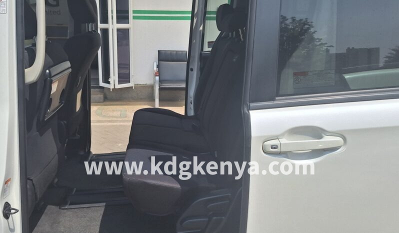 
TOYOTA  VOXY full									