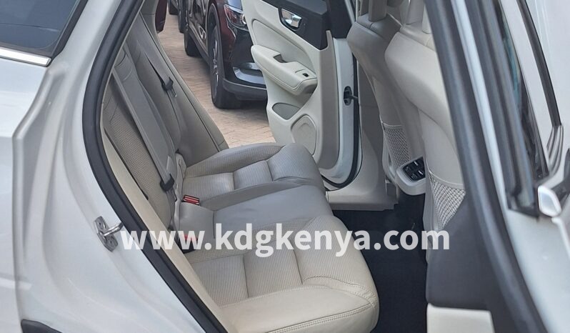 
VOLVO – XC60  (T5 INSCRIPTION / AWD) full									