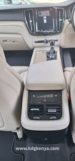 
VOLVO – XC60  (T5 INSCRIPTION / AWD) full									
