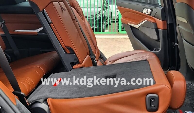 
								BMW (X7/7SEATER) full									