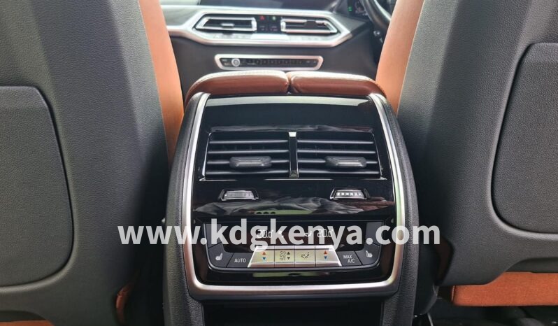 
								BMW (X7/7SEATER) full									