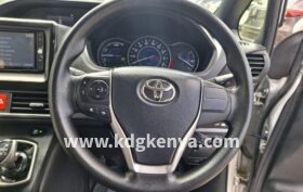 TOYOTA NOAH FF ( HYBRID- 7 SEATER )