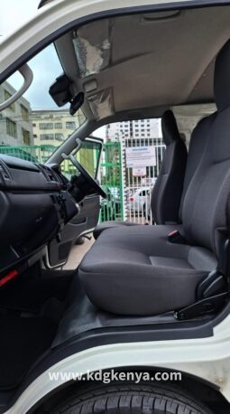 
										TOYOTA HIACE full									