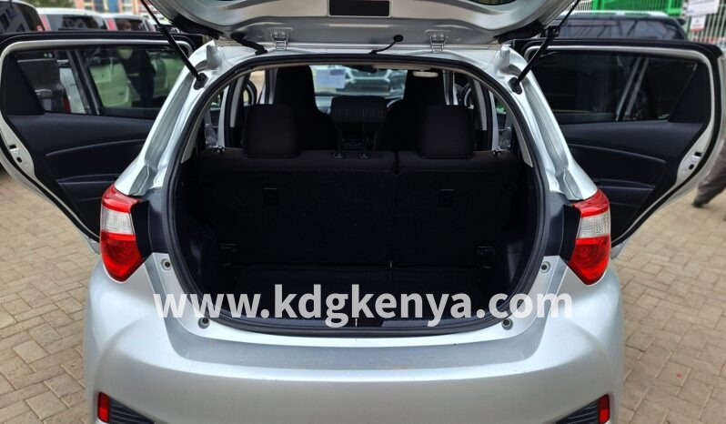 
								TOYOTA VITZ ( HYBRID ) full									