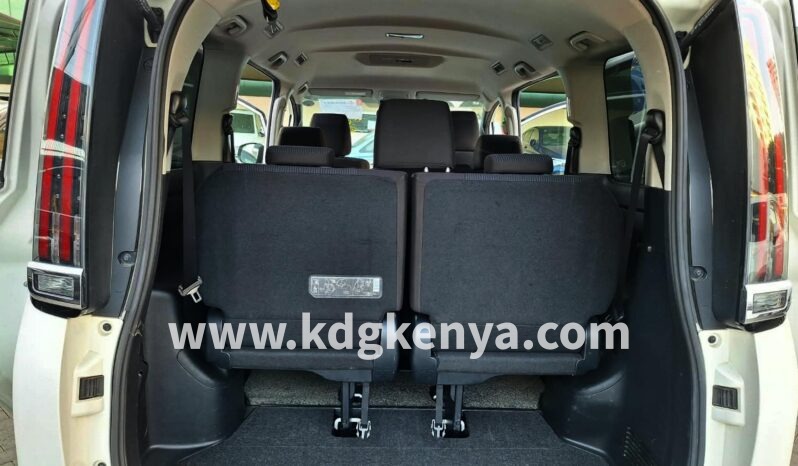 
								TOYOTA NOAH full									