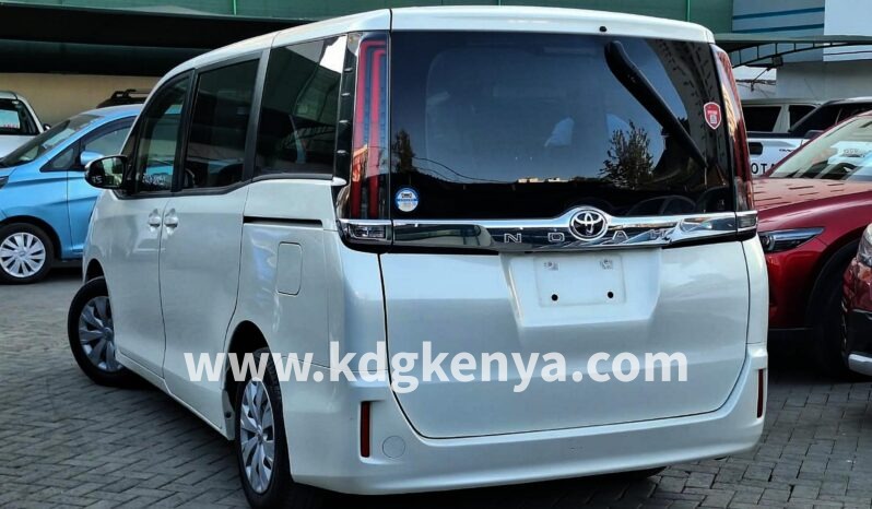 
								TOYOTA NOAH full									