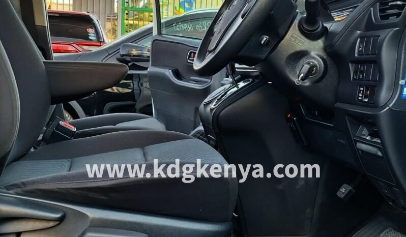 
								TOYOTA NOAH full									