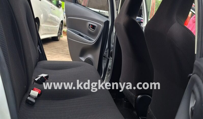 
								TOYOTA VITZ ( HYBRID ) full									