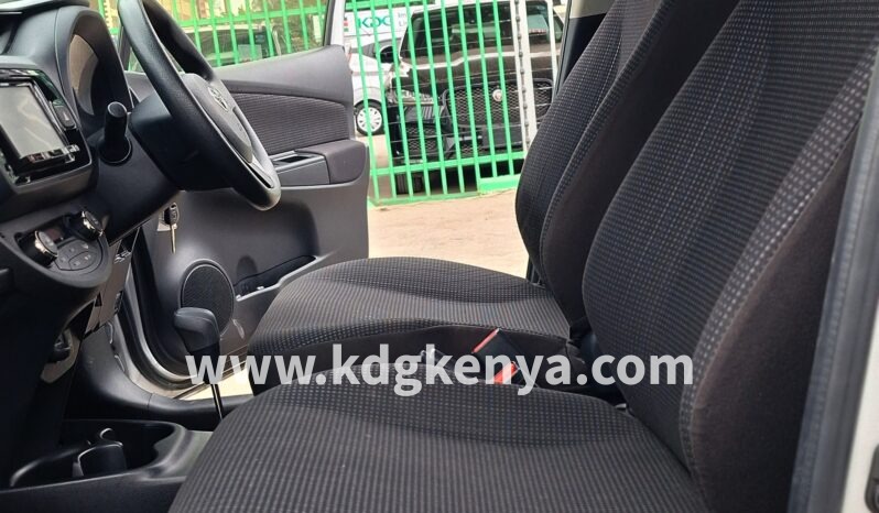 
								TOYOTA VITZ ( HYBRID ) full									